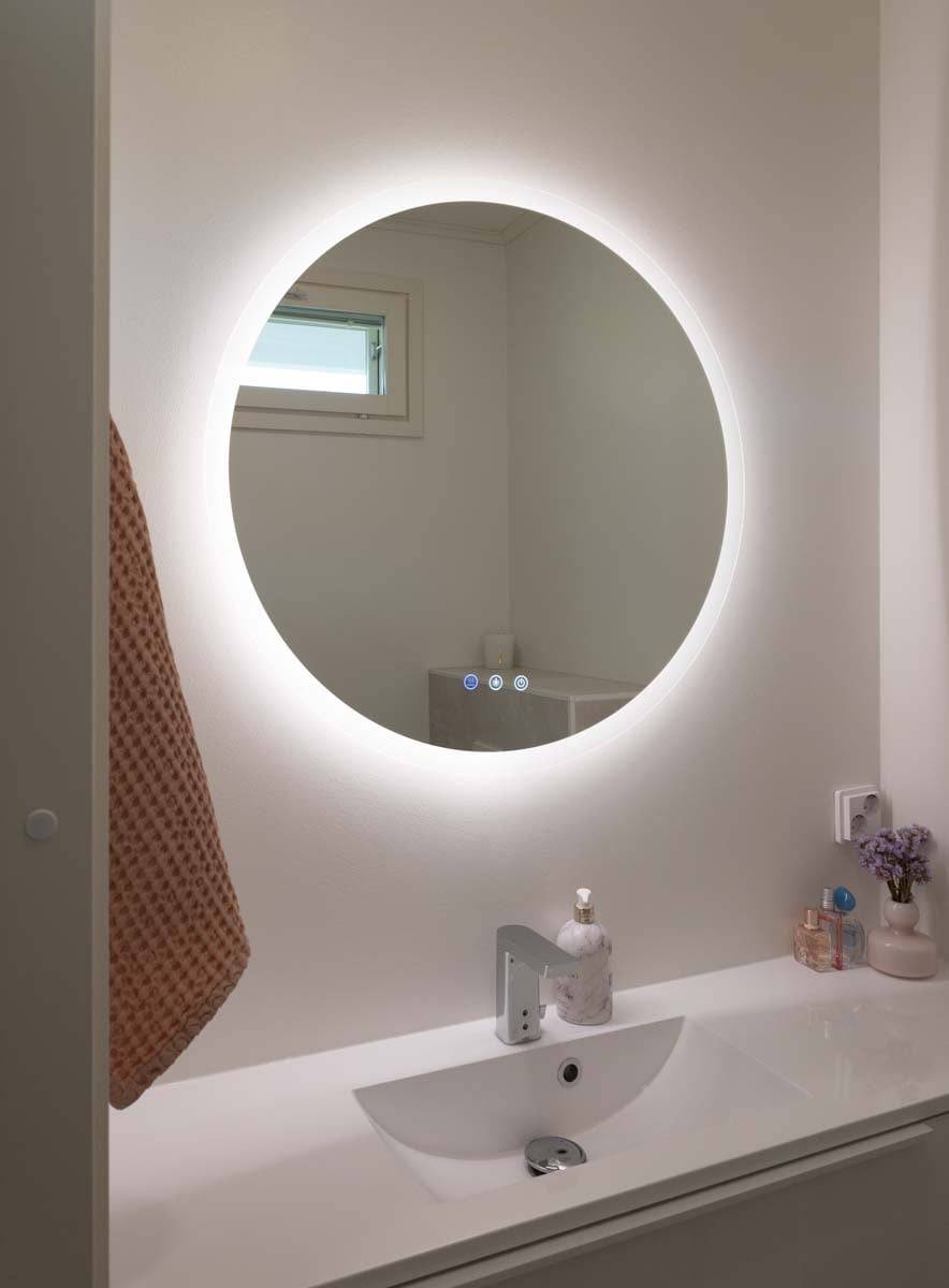 Le miroir lumineux MOON 800 CCT dimmable avec trois températures de couleur et une fonction de désembuage fournit beaucoup de lumière dans les toilettes. LedStore.fi